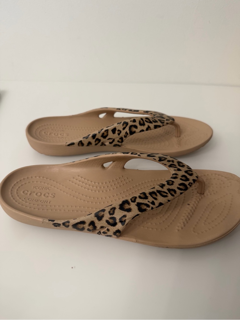 CROCS Women’s Leopard Strap Sandals in Beige and Black Size 7 - Picture 4 of 8
